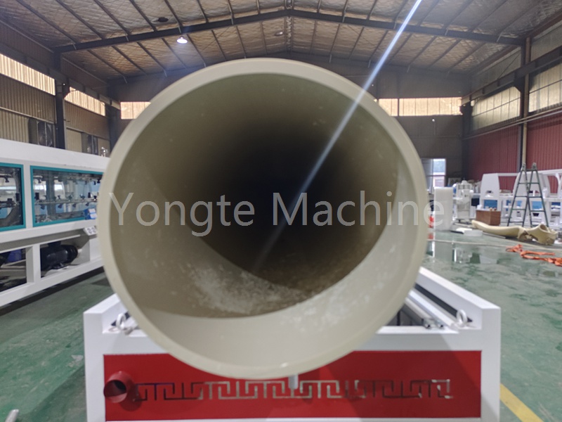 Mașinile din plastic Yongte depășește dificultățile de producție ale conductelor din PVC de 630 mm și promovează avansarea calității industriei