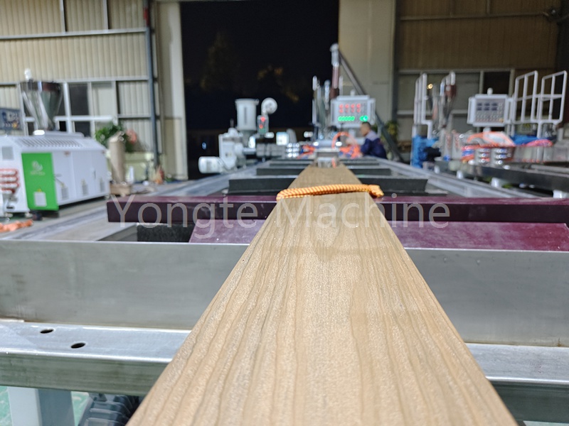 Echipamentul de co-extrudare din lemn din plastic Yongte ajută industria ușii și ferestrelor din lemn și ferestre