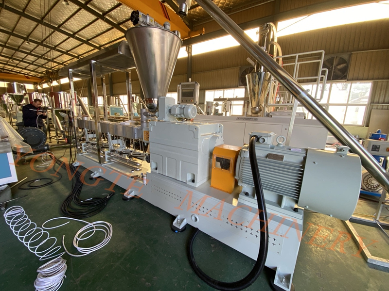 Mașinile din plastic Yongte sunt implicate pe deplin în producție pentru a răspunde nevoilor diverse ale clienților străini.