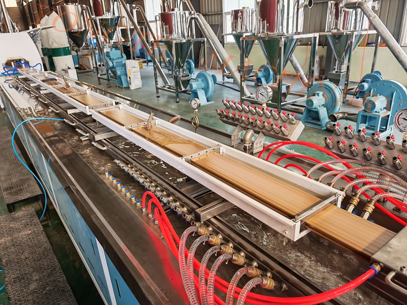 Qingdao Yongte Plastic Machinery's Wood Plastic Plastic Production Linia a finalizat cu succes proba de încercare