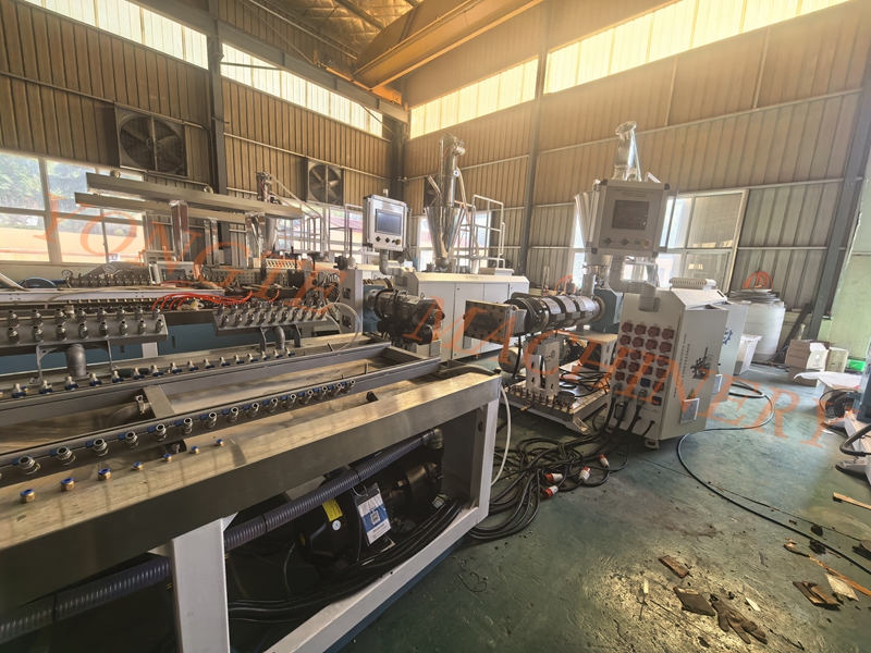 Linia de producție a pardoselilor WPC Yongte ajută clienții canadieni să obțină o îmbunătățire a eficienței de 40%