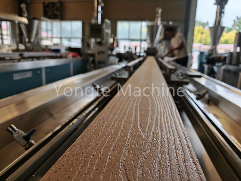 Clienții canadieni au vizitat mașinile din plastic Yongte și au finalizat cu succes acceptarea liniei de producție a pardoselilor din plastic din lemn.