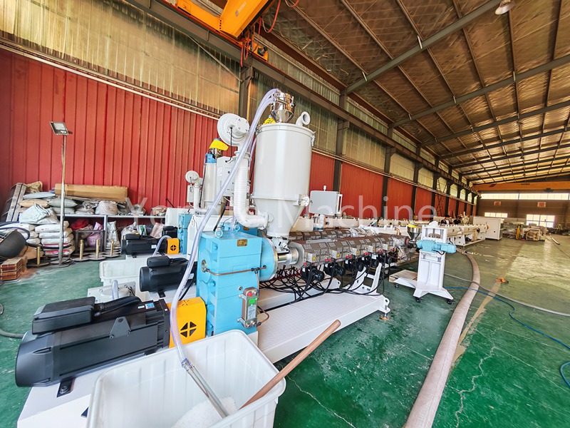 Yongte 75-125mm Linia de producție a conductelor PPR cu trei straturi cu succes