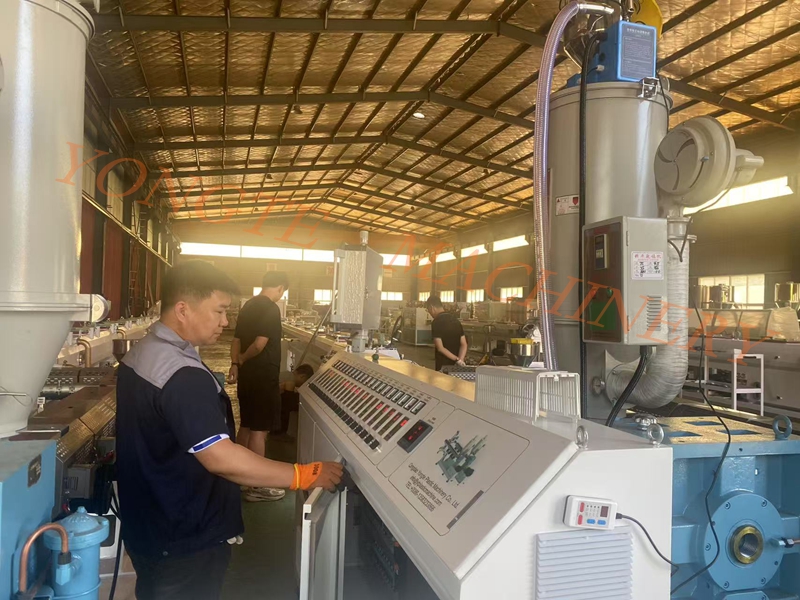 Inginerii de mașini din plastic Yongte depanează complet linia de producție a conductelor PPR pentru a ajuta la rezolvarea problemelor de producție.
