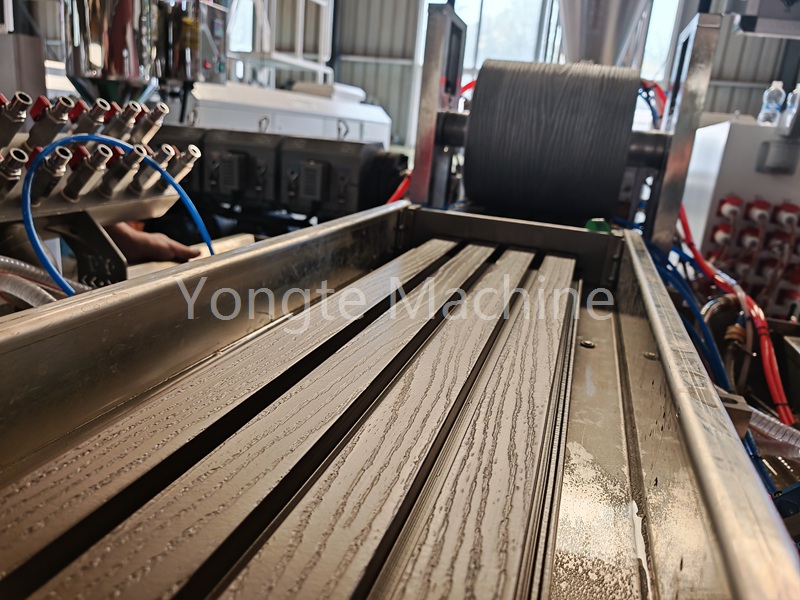Mașina de extrudare a panoului de perete WPC Yongte testat cu succes