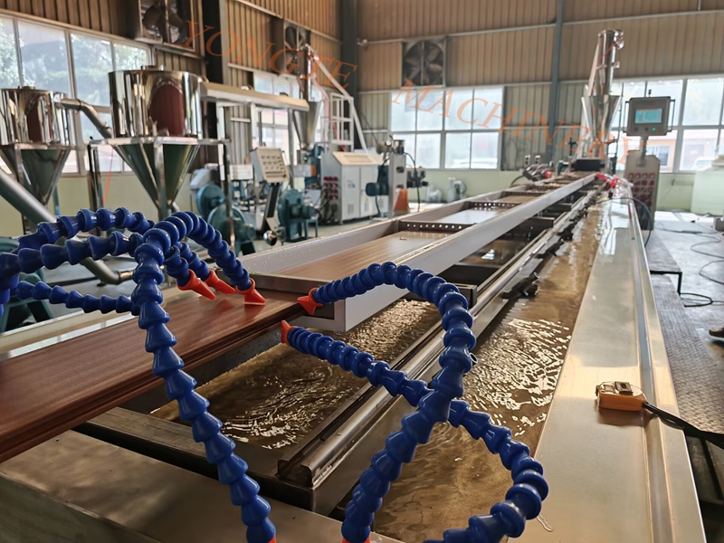 WPC Floor Board rezolvă punctele de durere ale pardoselilor din lemn solid, iar valoarea sa practică este complet demonstrată.