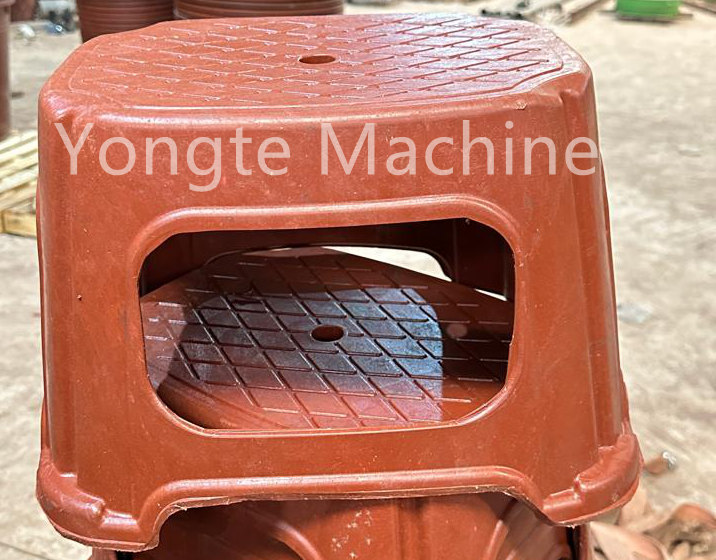 Mașina de extrudare și turnare din plastic Yongte este instalată în fabrica Clientului din Africa pentru reciclarea risipei de peliculă din plastic în găleți de plastic, bazine de plastic și scaune din plastic.