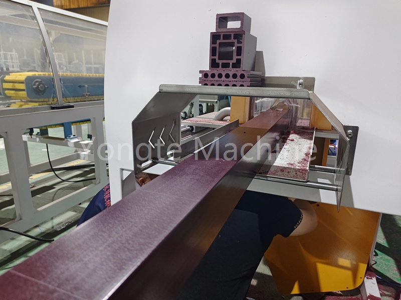 Deșeurile de plastic din Africa sunt greu de eliminat, dar linia de producție a coloanei din lemn-plastic a Yongte oferă o descoperire.