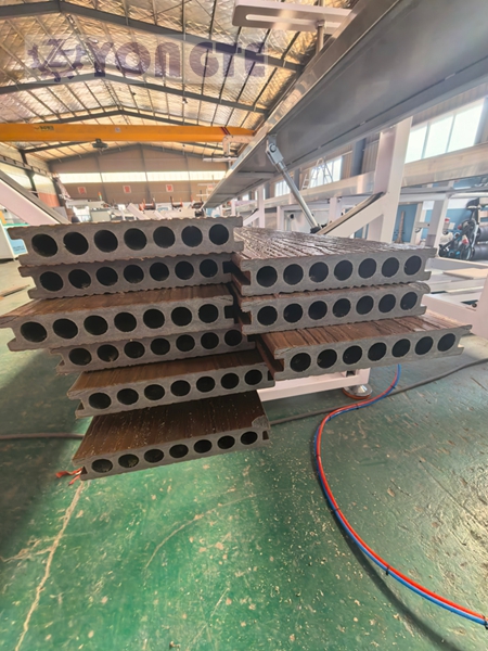 Yongte Plastic Machinery finalizează modernizarea liniei sale de producție online 3D de podele din lemn-plastic în relief, subliniind avantajele sale ca alternativă pentru lemn masiv