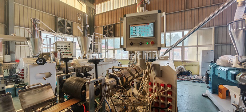 Mașină de profil WPC testată pentru clienții din Africa de Sud