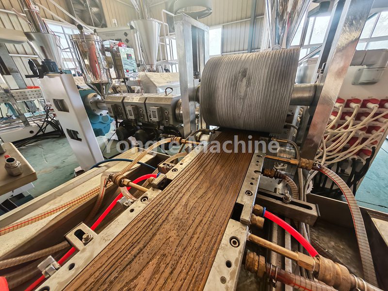 Linia de coextrudare a pardoselii Yongte WPC cu echipament online de gofrare 3D este testată cu succes