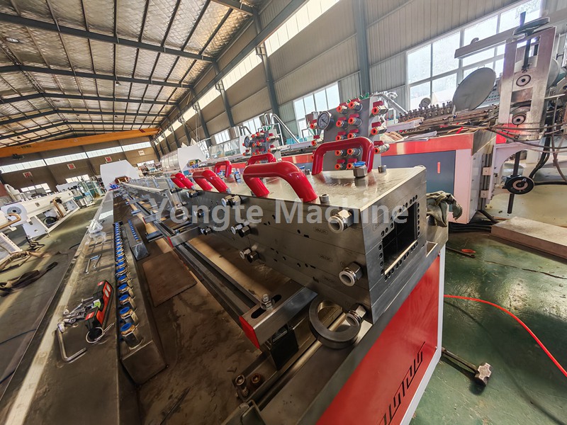 Linie de extrudare a tocului de ușă WPC pentru producția de finisare a clienților indieni