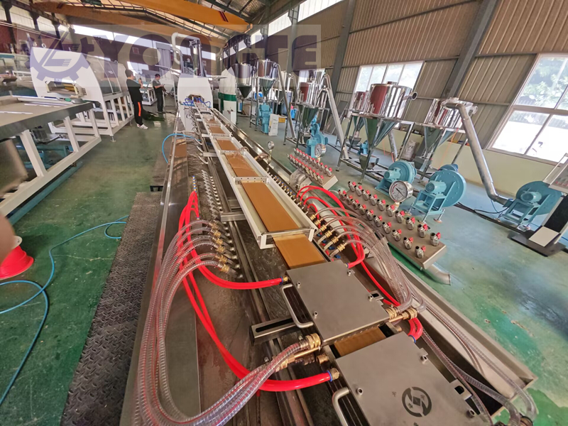 Yongte Plastics Machinery: realizarea de podele interioare auto din compozit lemn-plastic (WPC) „fără griji”