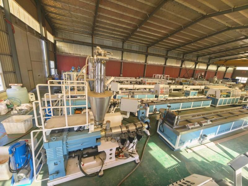 Yongte finalizează producția a 4 seturi de linii de extrudare a profilului WPC