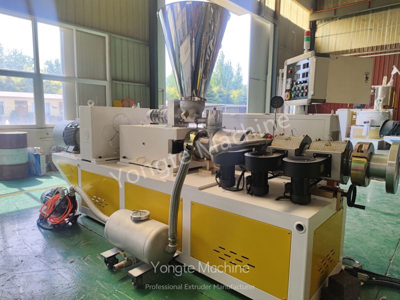 Mașină de producție a panoului de agățare a pereților externi din PVC
