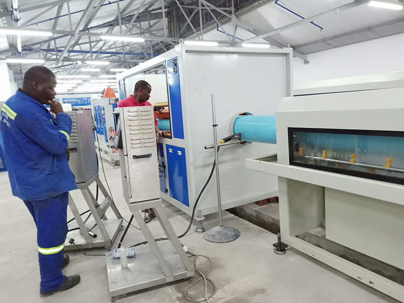 Mașină de fabricat țevi din PVC instalată în Africa