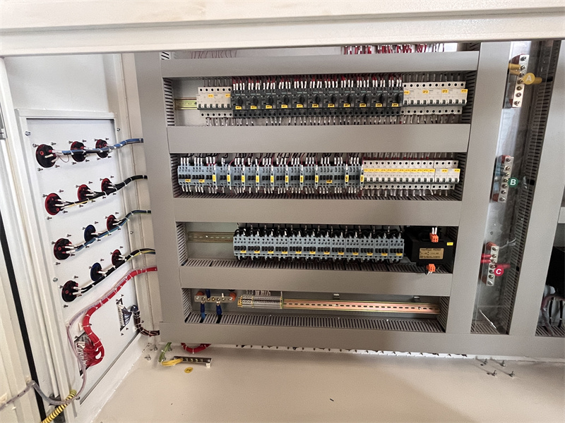 Analizați elementele cheie ale sistemului de control electric al echipamentelor de podele din lemn plastic