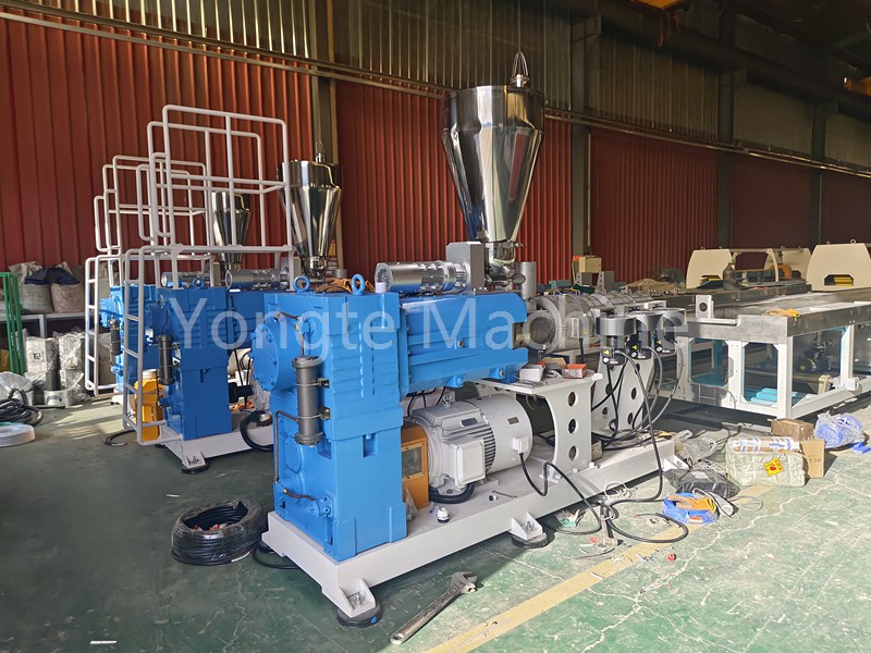 Yongte a finalizat cu succes producția a 3 seturi de linii de extrudare a profilului WPC pentru clientul nostru din străinătate!
