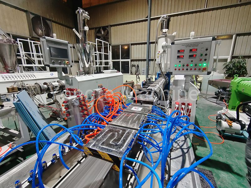 Linia de extrudare a profilului de cherestea din plastic Yongte a fost testată cu succes