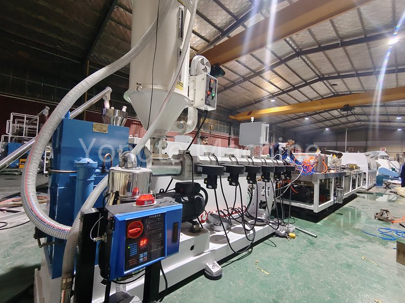 Mașină de extrudare a cherestea din plastic instalată cu succes pe site -ul clienților indieni