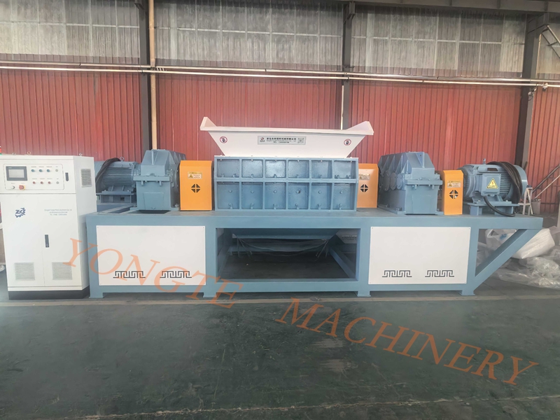 5 tone pe oră! Durata de viață a tăieturilor din oțel din aliaj este prelungită de 3 ori. Shredder de mașini din plastic Yongte remodelați modelul de producție al produselor din lemn din lemn.