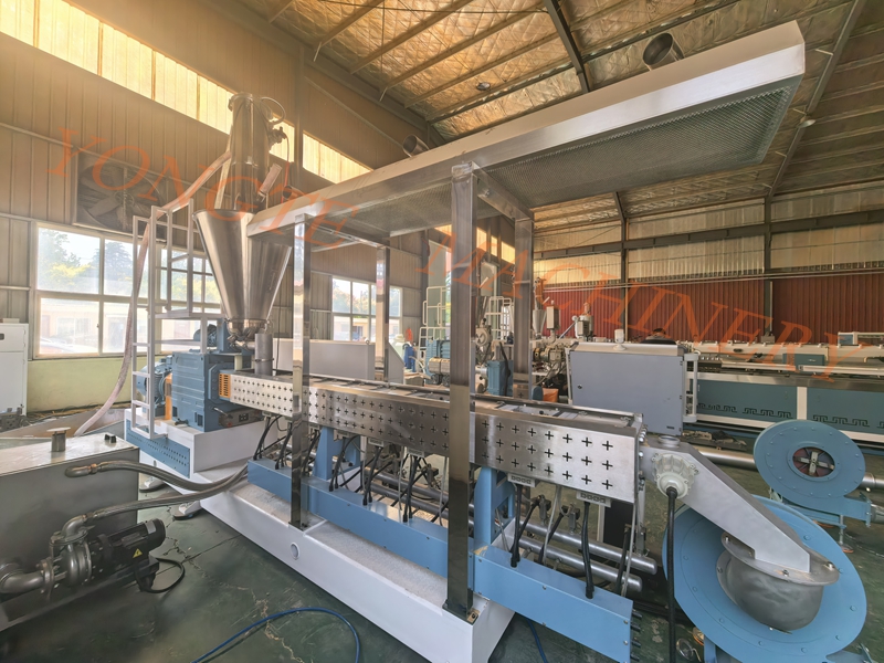 Qingdao Yongte Plastic Machinery's Wood Plastic Plastic Linia de producție de peletizare a fost finalizată cu succes Operația de încercare