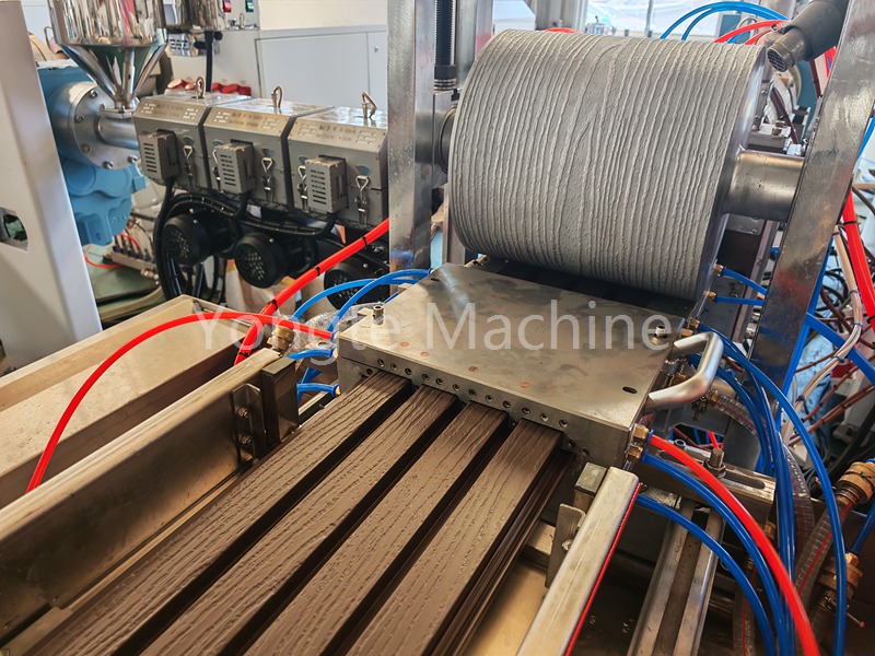 Cum se rezolvă problema de deformare a panoului de perete WPC din plastic din lemn în procesul de producție?