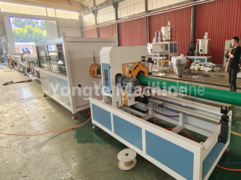 Mașină de producție de țevi de apă PE de 75-250 mm pentru clientul din Vietnam inspectată cu succes