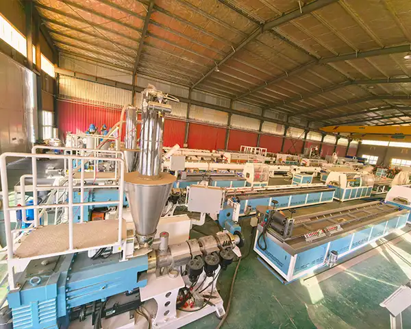 Yongte a asistat clienții în optimizarea liniei de producție a pardoselii WPC, obținând o producție mai mare cu 40%.