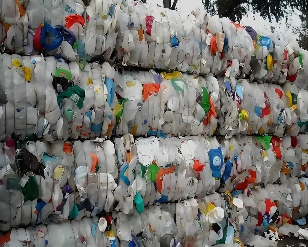 Ce deșeuri de plastic pot fi folosite de mașina de cherestea de plastic?