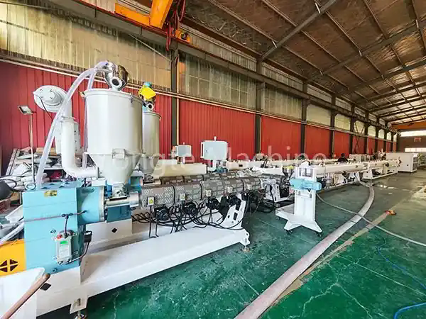 Cum îmbunătățește o linie de producție de țevi PE eficiența modernă a producției de țevi?