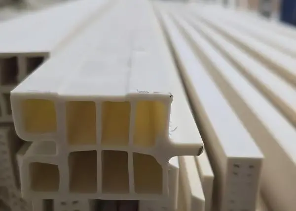 Cum puteți confirma dacă materialul a prespumat în interiorul matriței în producția de tocuri de ușă WPC?