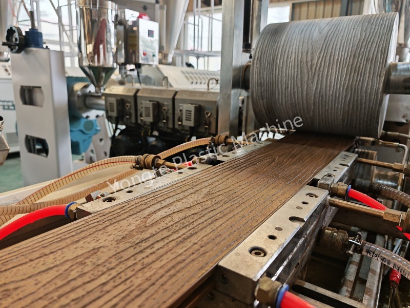 Yongte desfășoară cu succes producție de probă pentru podele WPC cu materiale de coajă de nucă de cocos pentru un client vietnamez