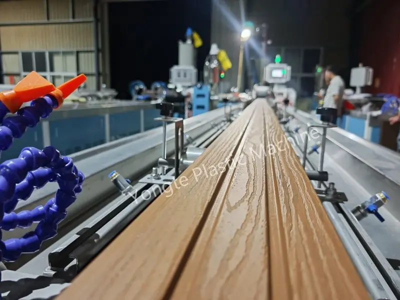 Fabrică completă de mașini din lemn plastic pentru clientul european