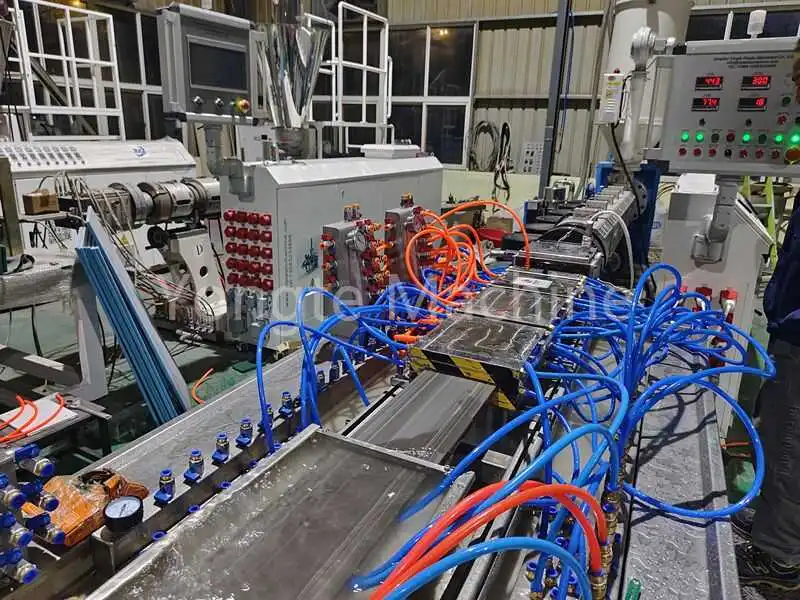 Mașină de extrudare a lemnului de plastic PE/PP pentru reutilizarea deșeurilor de peliculă de plastic