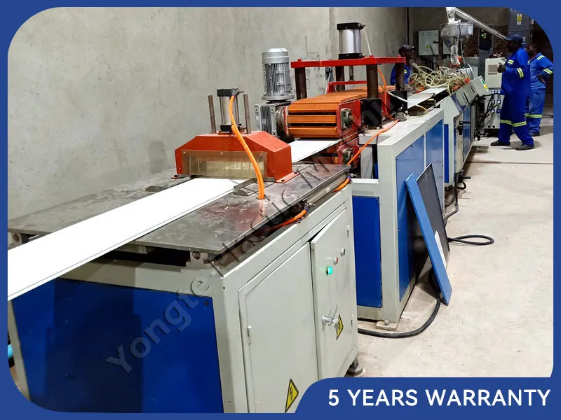 Mașină de producție a panoului de tavan din PVC