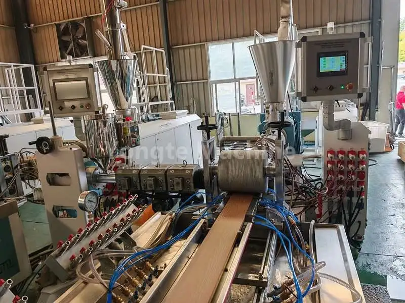Mașină de producție pentru podele WPC