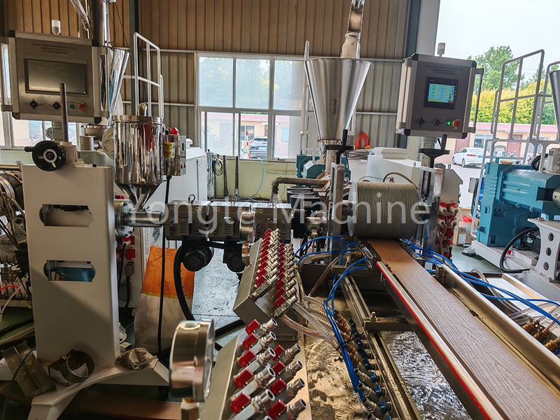 Mașină de extrudare WPC