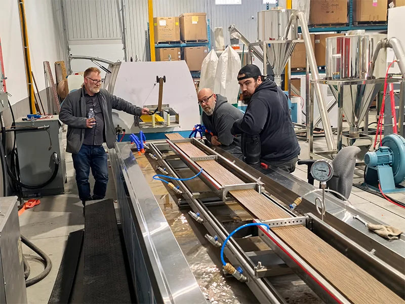 Linie de extrudare pentru tablă Yongte WPC: punere în funcțiune cu succes în Canada